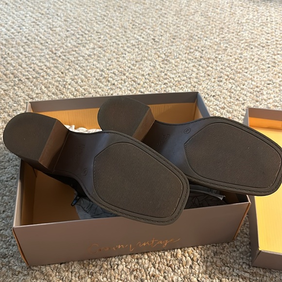 Crown vintage NIB booties w zipper - Picture 3 of 5